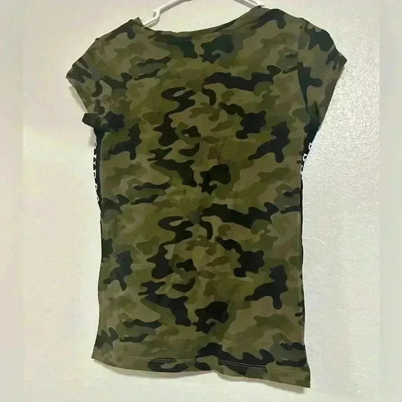 208. Guess Women’s Camo Cotton Blend Short Sleeve Crewneck T-Shirt Size medium - Picture 4 of 4